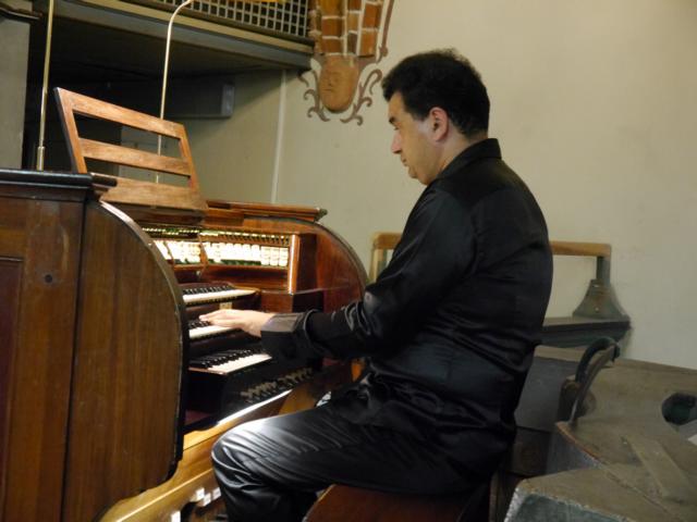 Orgelspieler am Instrument