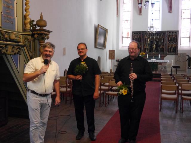 Pfarrer und Musikkünstler in der Diskussion in der Kirche