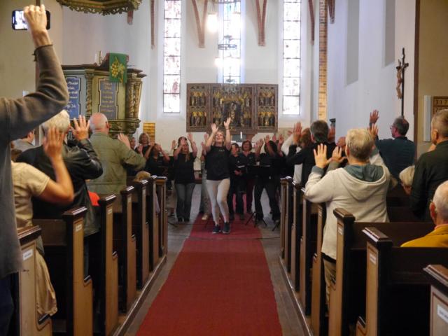 Gospelchor und Gäste beim Gesang und gemeinsamen Tanz