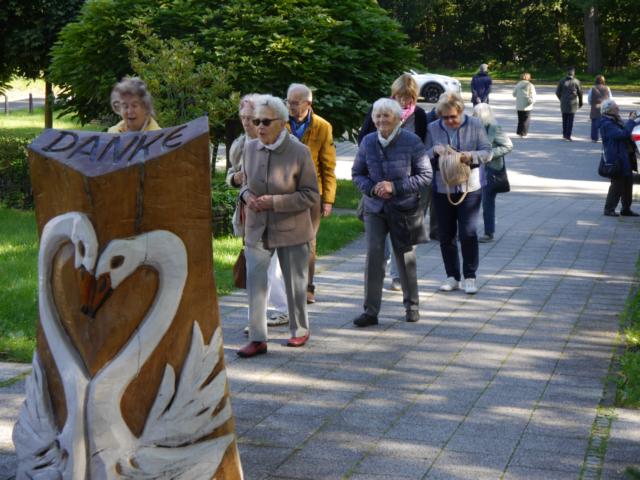 Gemeindeglieder auf dem Weg zum Restaurant Seeblick in Trebus