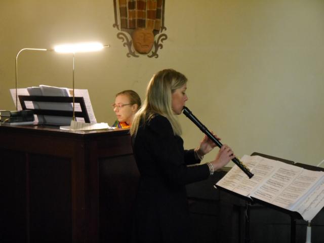 Musikerinnen an Blockflöte und Orgel