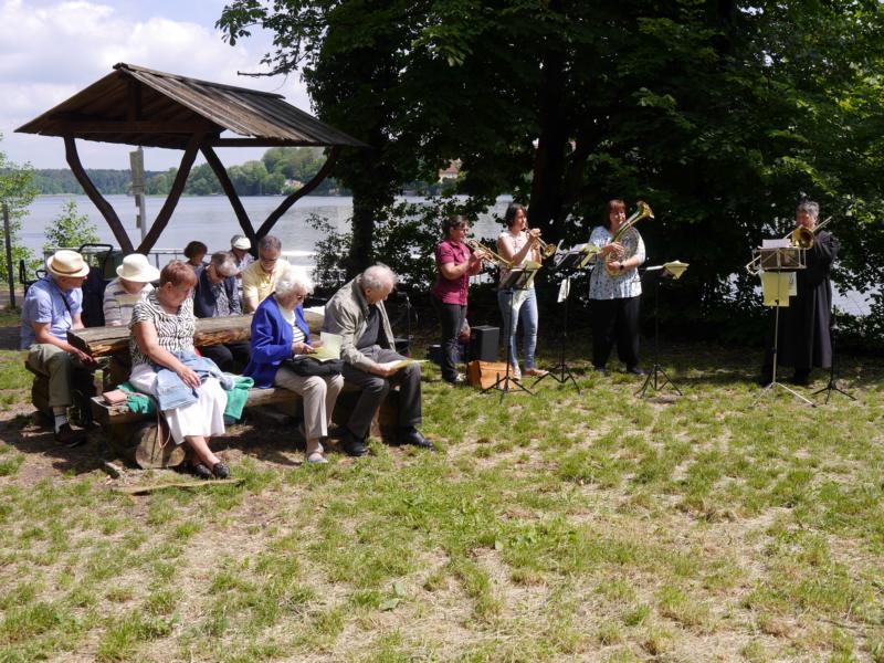 Bläser und Gottesdienstbesucher am Straussee
