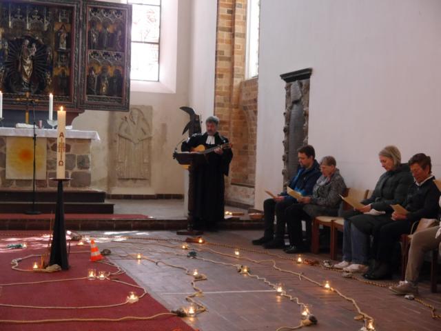 Pfarrer und Gottesdienstbesuchende während des Gottesdienstes am Ostersonntag 2025.