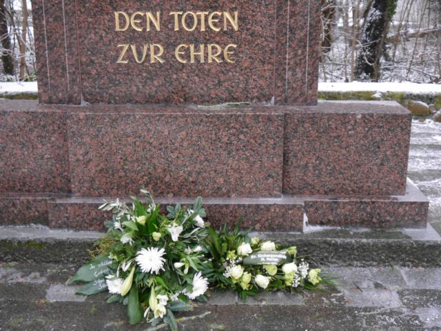 Mahnmal mit Blumengestecken