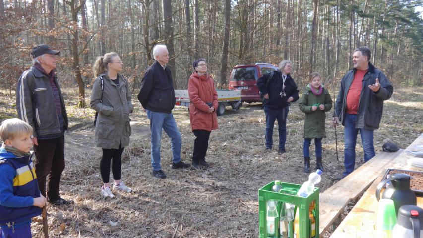 Einige Gäste beim Waldtag bei der Einweisung durch Pfarrer Kuhn
