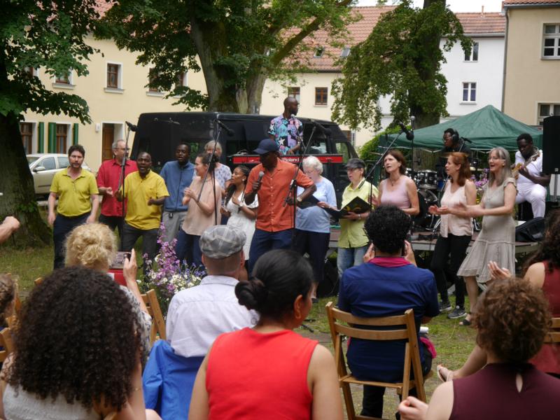 REMIX Gospelchor während des Auftritts auf dem Sommerfest vor der St. Marienkirche