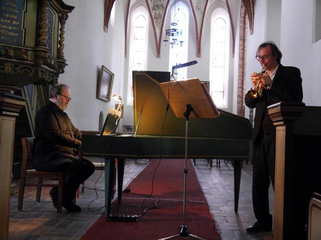 Musiker an Cembalo und Trompete in der St. Marienkirche Strausberg