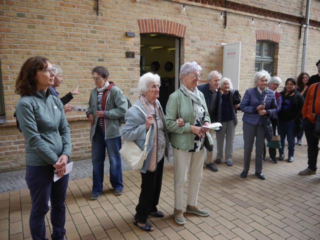 Gäste im Außenbereich des Ofenmuseums Velten